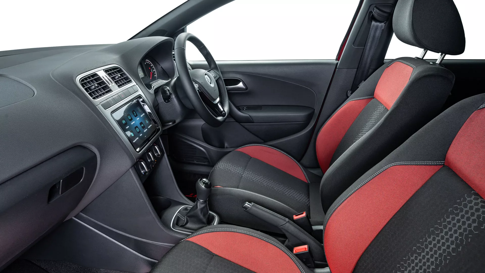 Interior of the Polo Style: View of the Digital Cockpit and steering wheel and center console.
