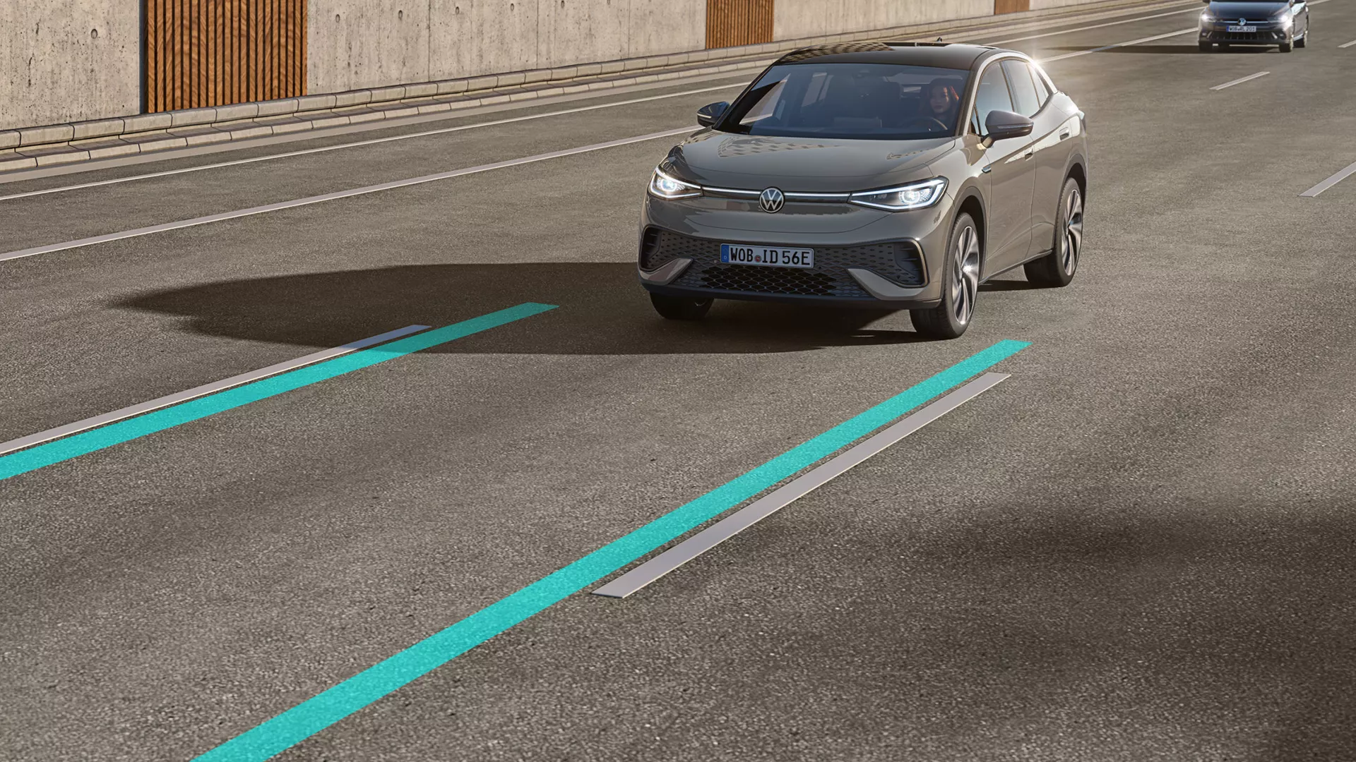 A gray VW ID.5 uses Lane Assist to stay in its lane.