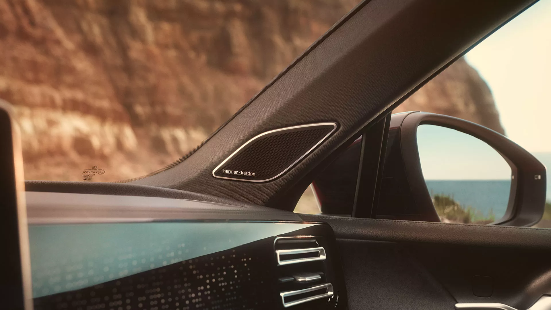 The focus in the interior of the VW Tiguan is on the Harman Kardon loudspeaker on the passenger side