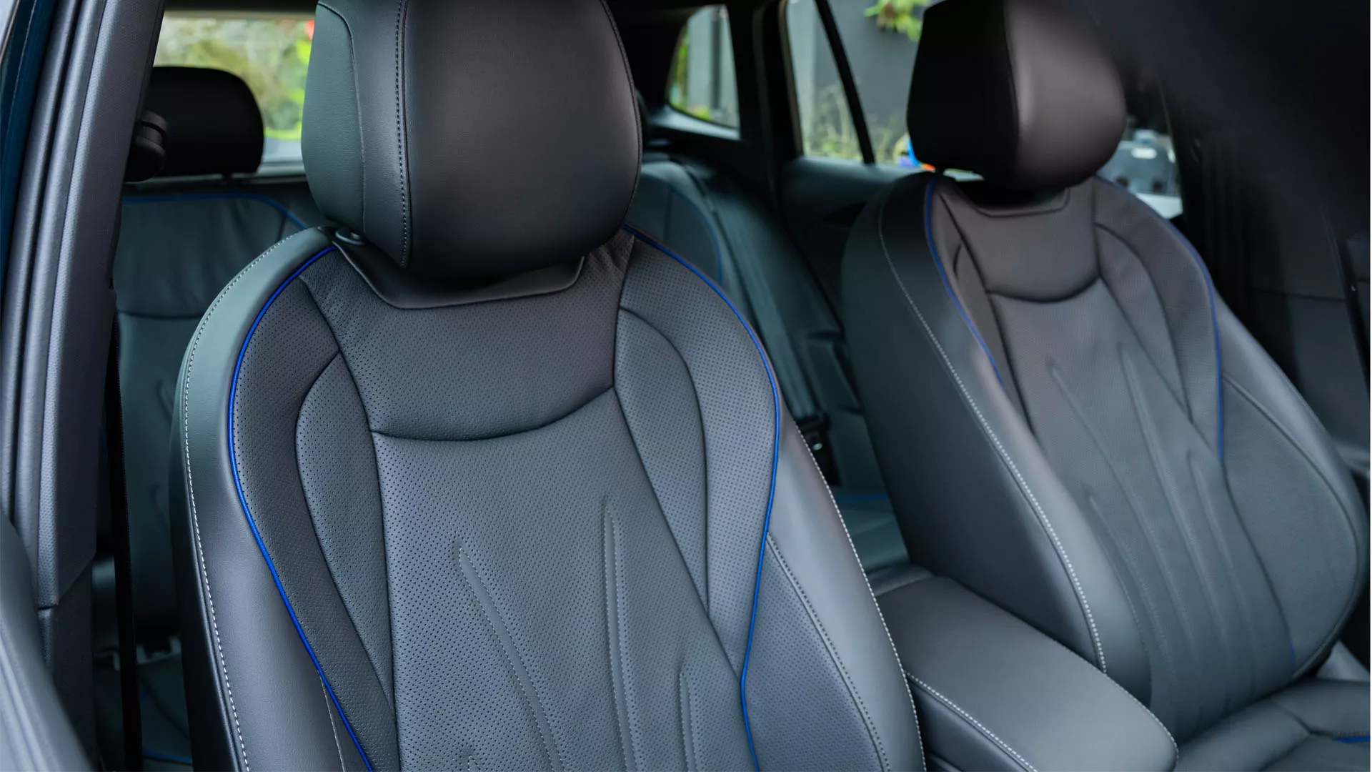 Interior view of the VW Tiguan with a view of the optional R-Line sport seats
