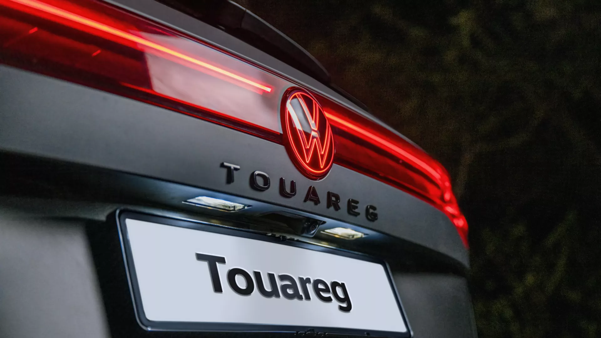 The area lighting projects the brand logo onto the ground when the doors of the Touareg are opened.