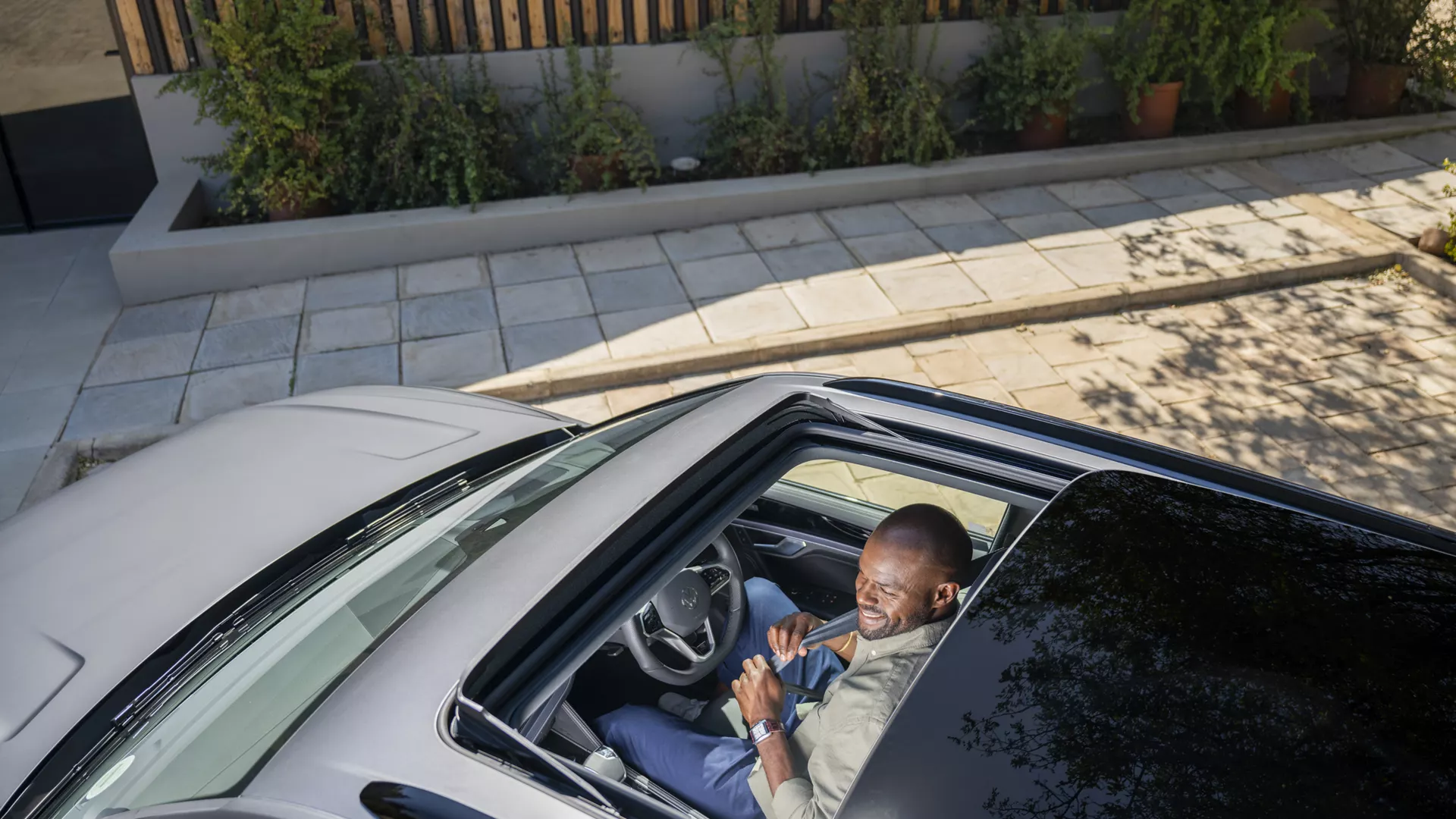 View from the inside to the optional panoramic sunroof on the VW Touareg R-Line.