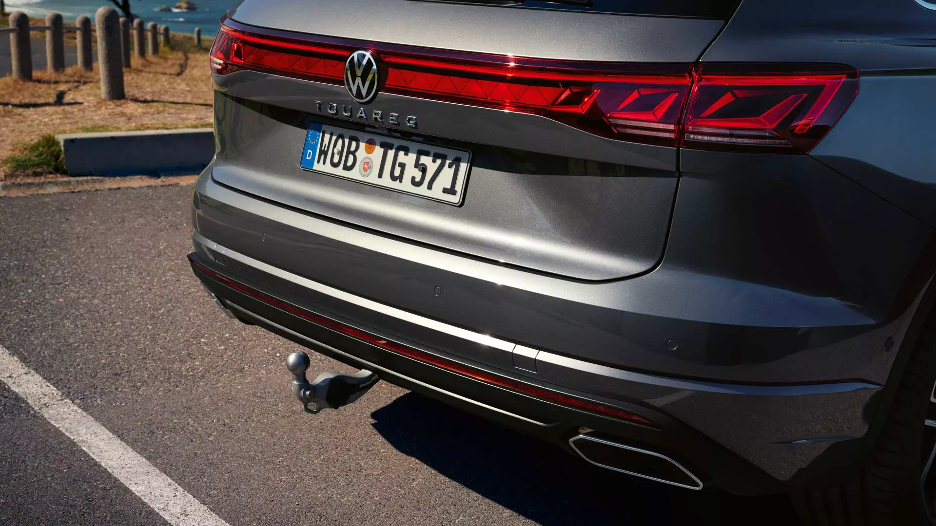 View of the optional towing bracket on the VW Touareg Elegance.
