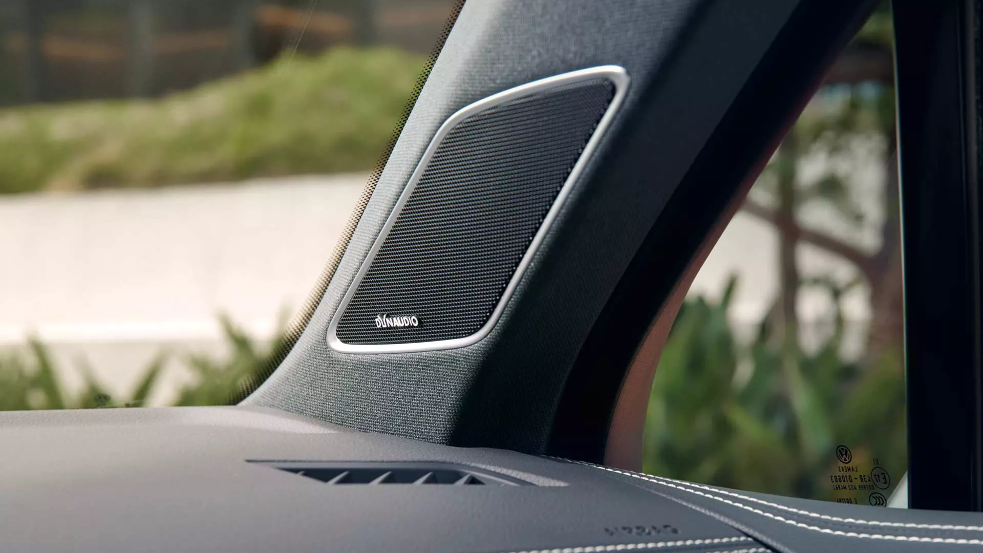 Detailed view of the optional DYNAUDIO Confidence sound system in the Touareg Elegance eHybrid.