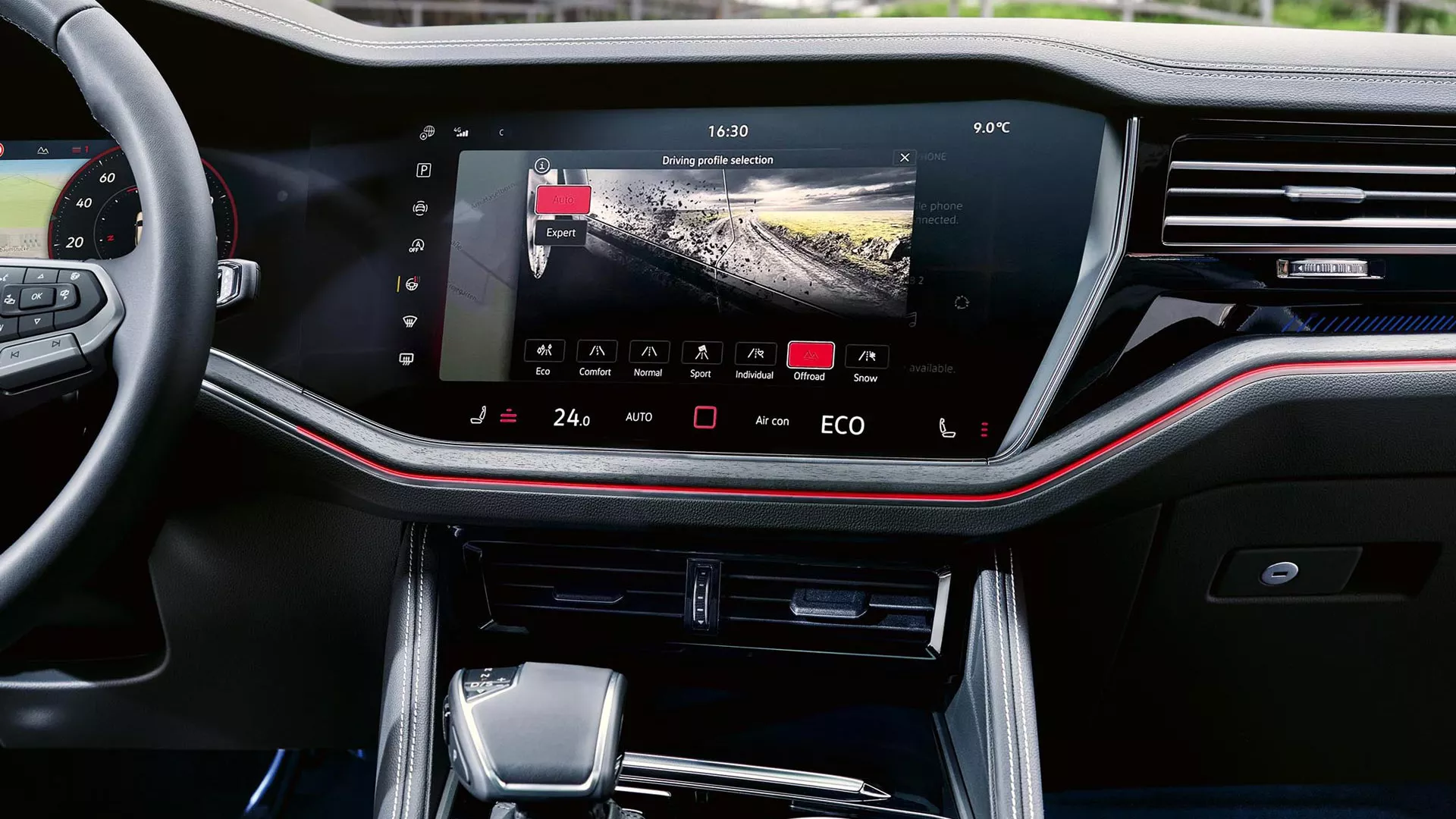 View of the cockpit in the VW Touareg Elegance eHybrid, the display shows the options for setting the driving profile.