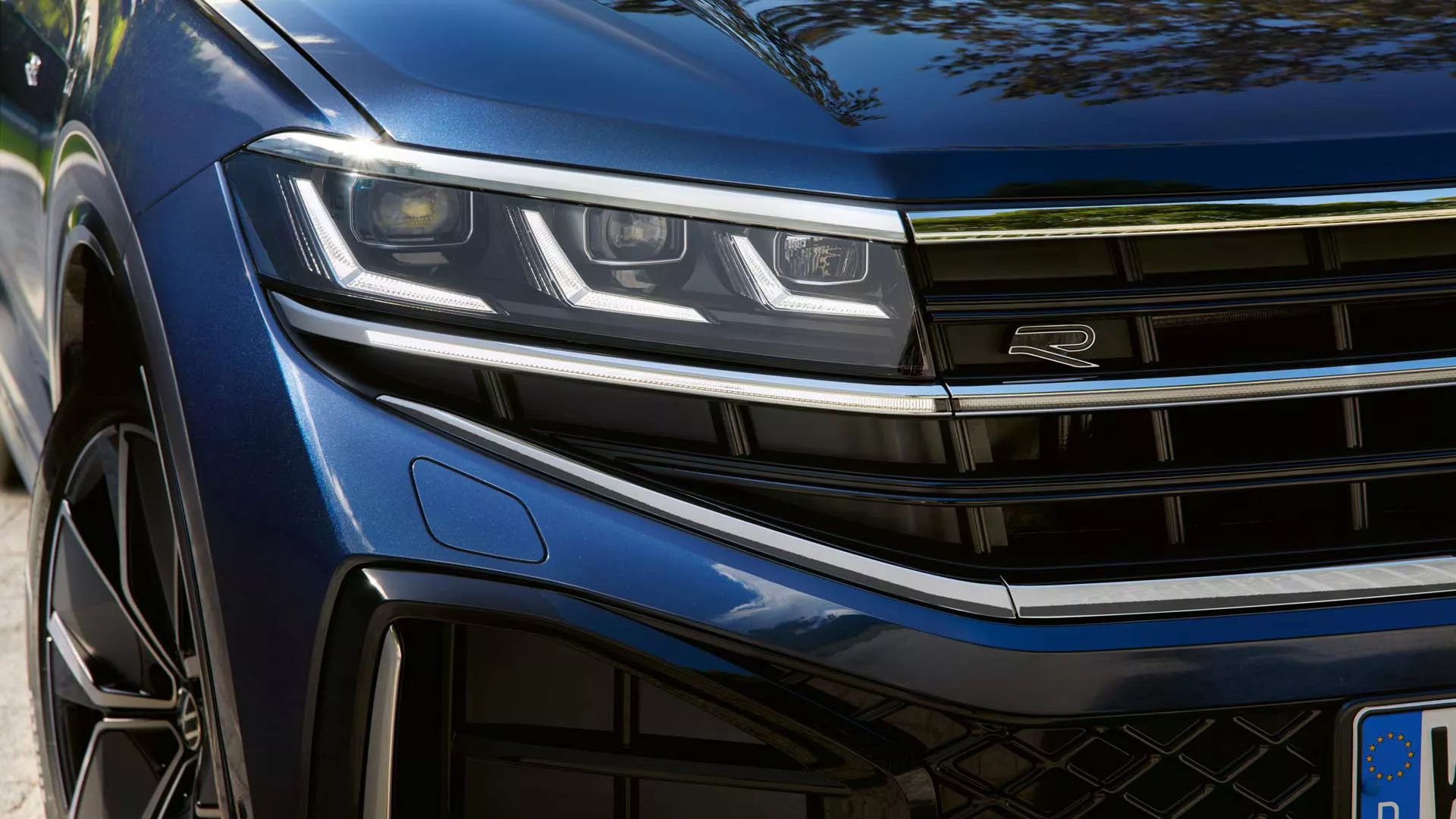 Detailed view of the HD matrix headlights on the VW Touareg R-Line.